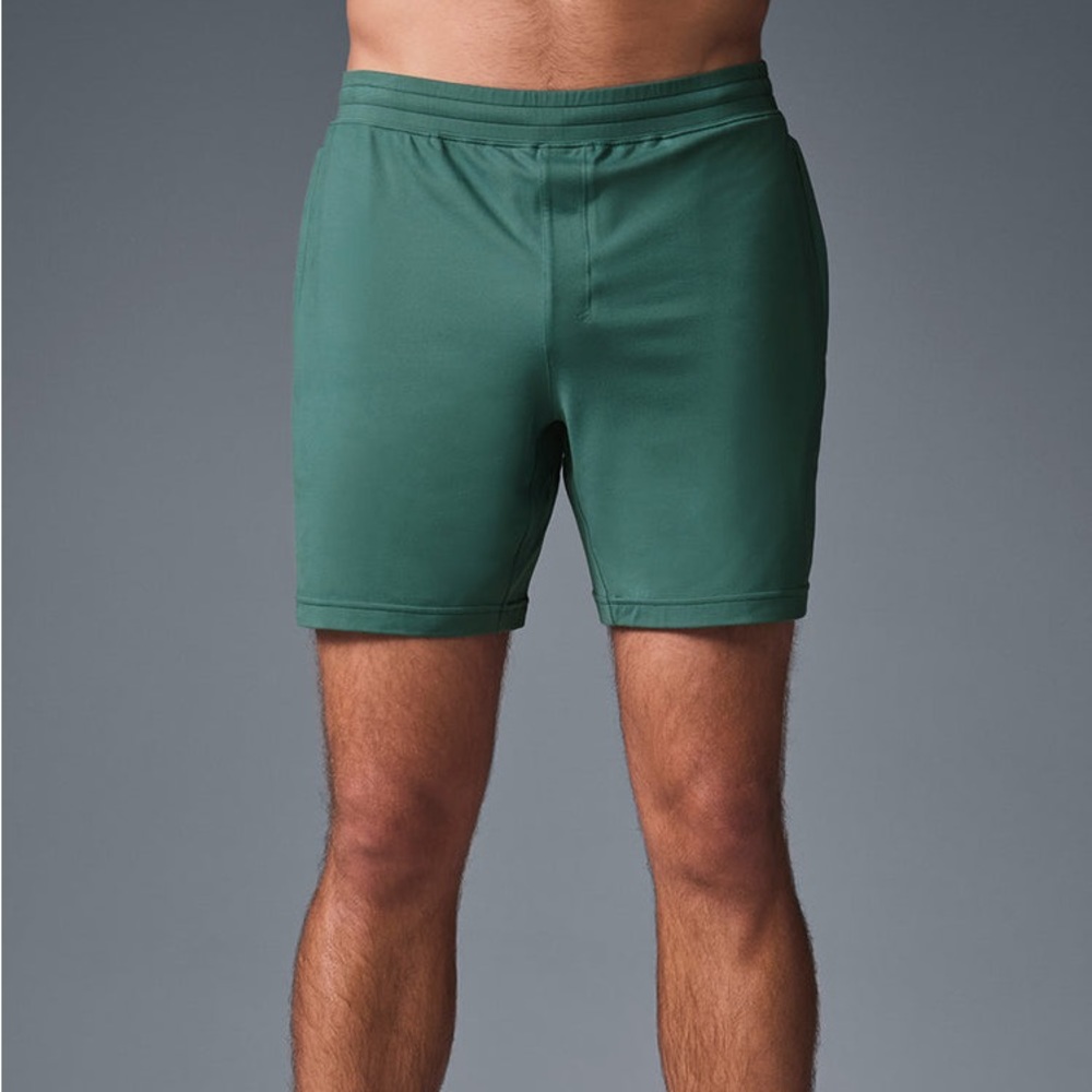 Alo 6 1/4” Conquer React Performance Short | Winter Ivy | Men’s Medium
